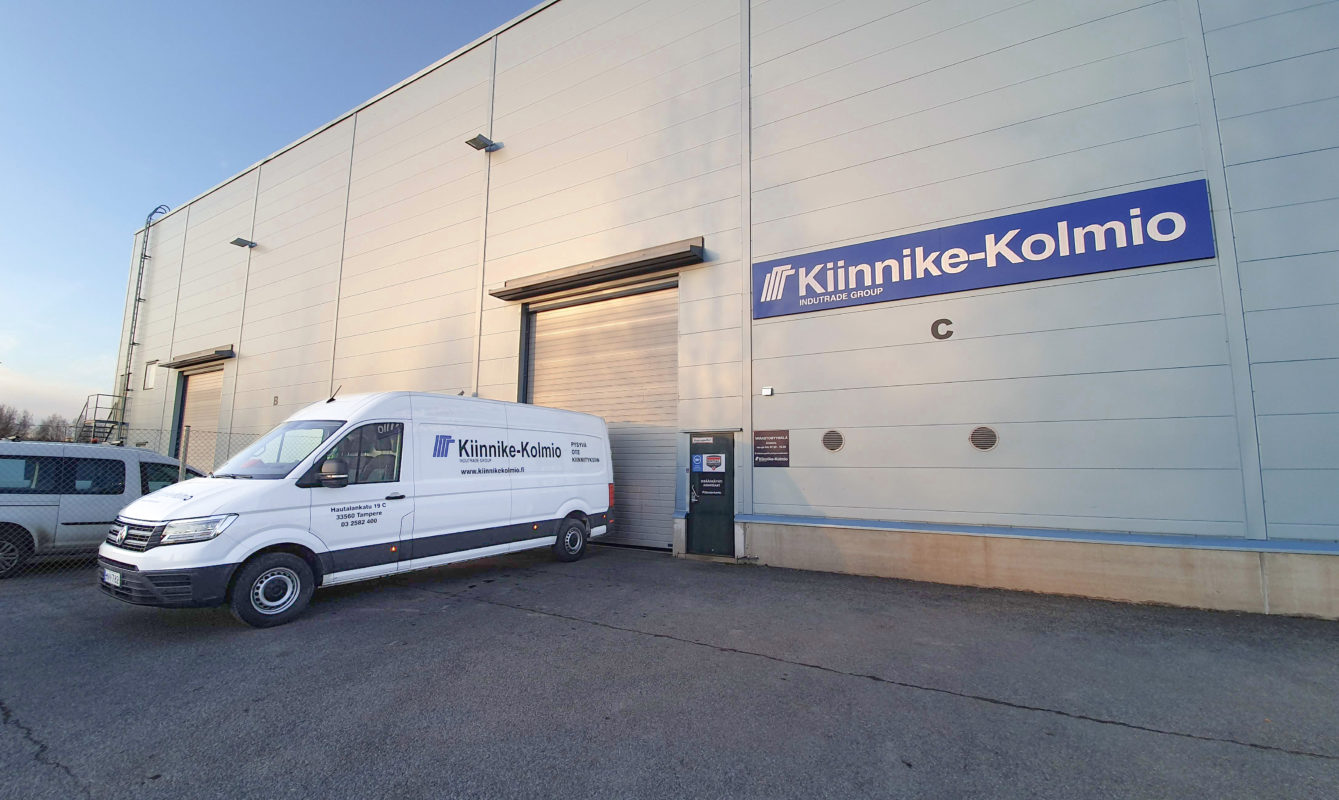 Kuvassa Kiinnike-Kolmion pakettiauto Tampereen myymälän edessä